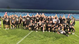 Hráči Nitra Knights sa tešia po triumfe v Czech Bowle 2024, v ktorom zdolali Znojmo Knights.