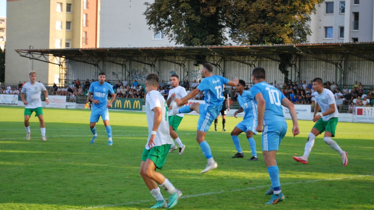 V závere zápasu N. Zámky – Šaľa (1:2) odvracia loptu Šaľan Lukáš Remeň (17).