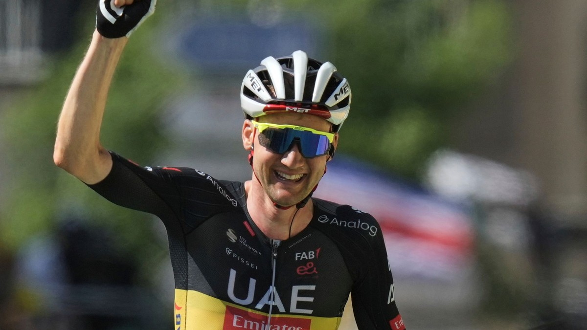 Tim Wellens oslavuje víťazstvo v 15. etape na Tour de France 2025. 