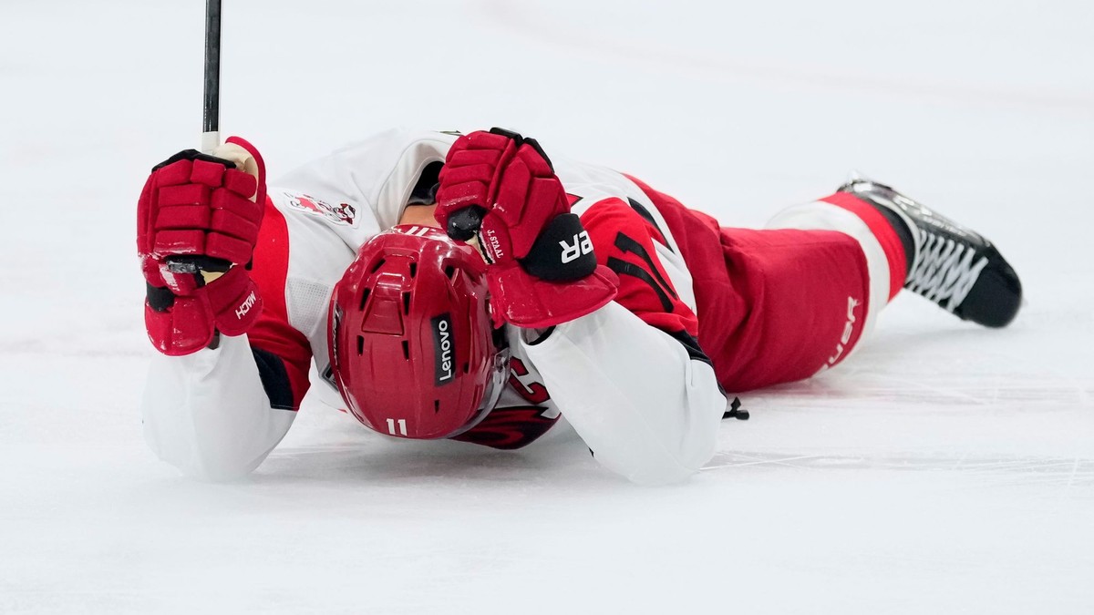 Jordan Staal oslavuje víťazný gól vo štvrtom zápase finálovej série proti Vegas.