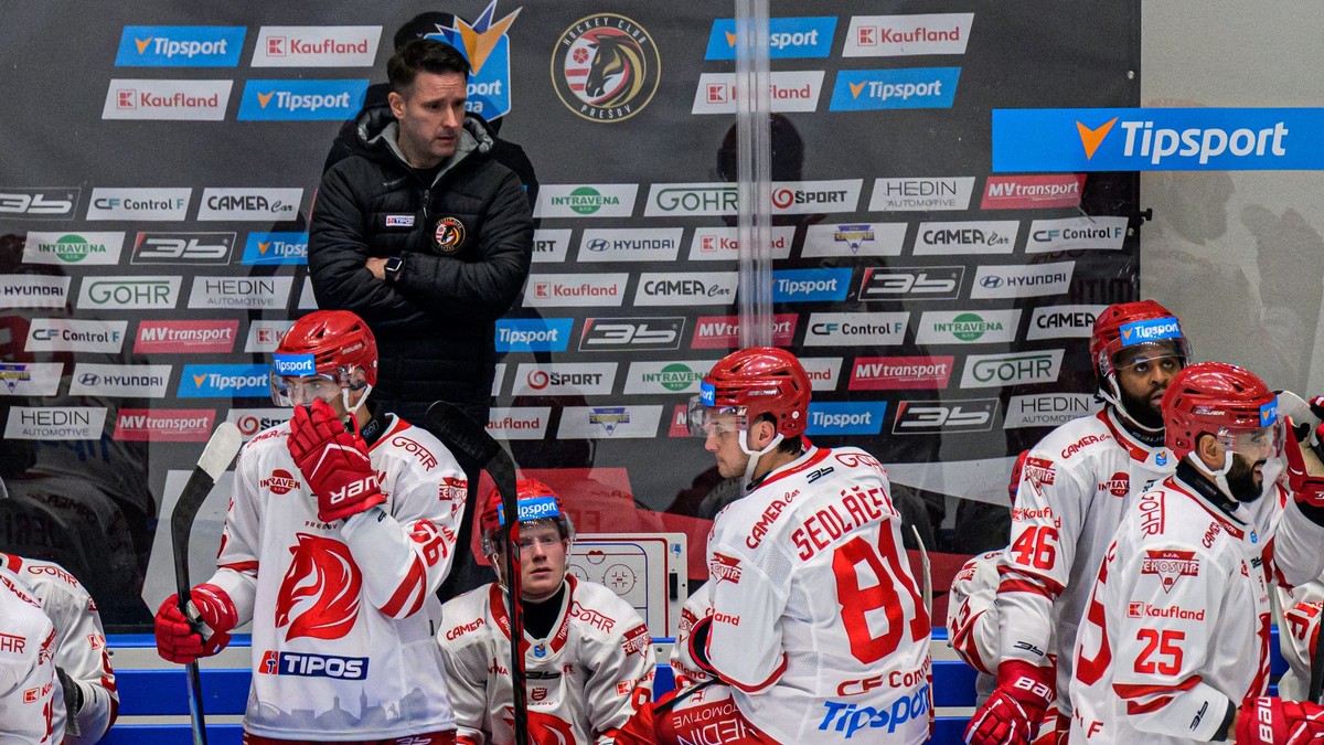Na snímke hokejisti Prešova, hore hlavný tréner Prešova Ryan Colville.