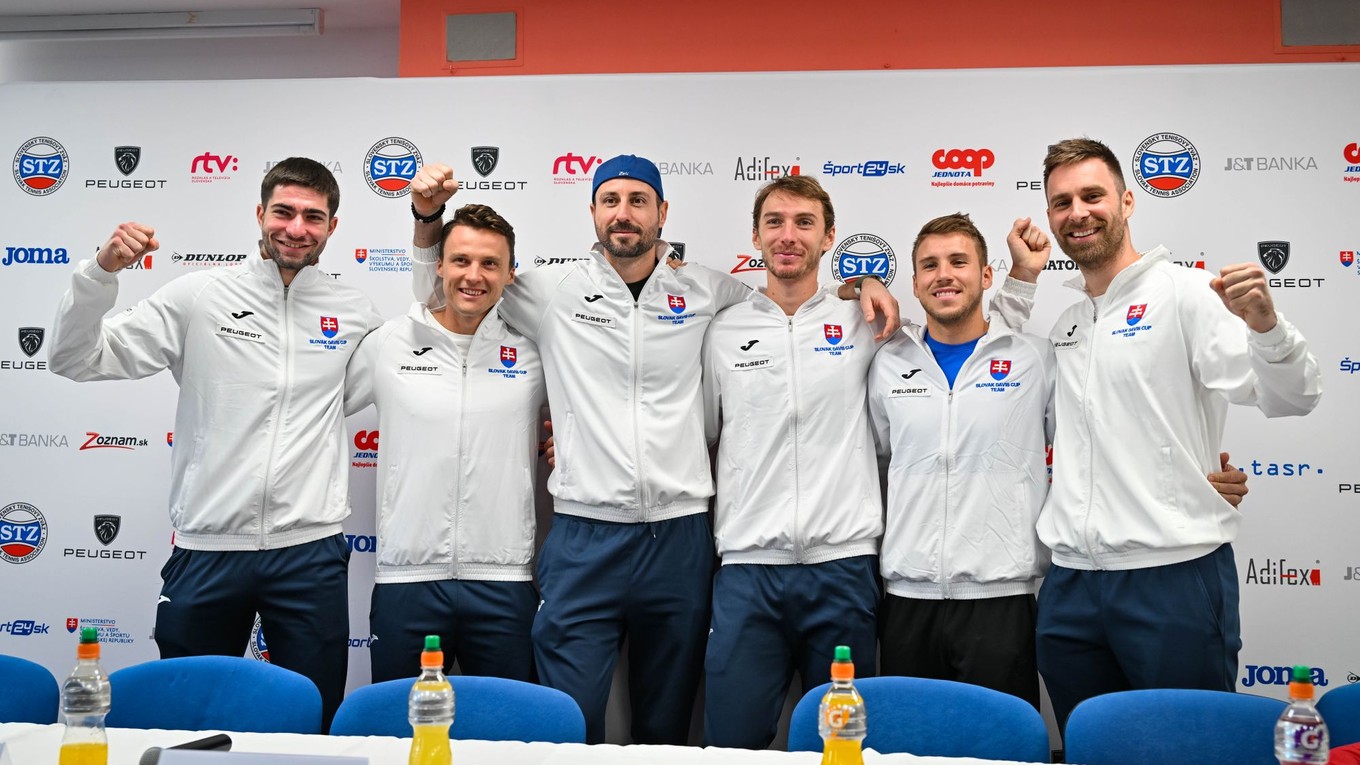 Zľava tenisti Lukáš Pokorný, Jozef Kovalík, Igor Zelenay, Lukáš Klein, Alex Molčan a Norbert Gombos počas tlačovej konferencie.