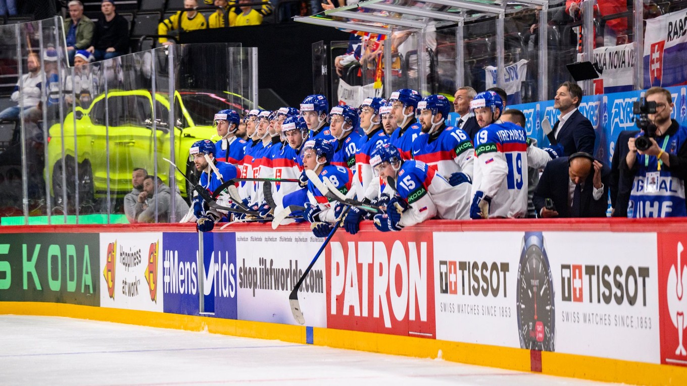 Slovenská striedačka krátko po nájazdoch v zápase Slovensko - Rakúsko na MS 2025 v hokeji.