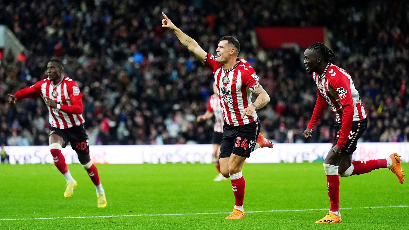 Granit Xhaka (uprostred) oslavuje gól