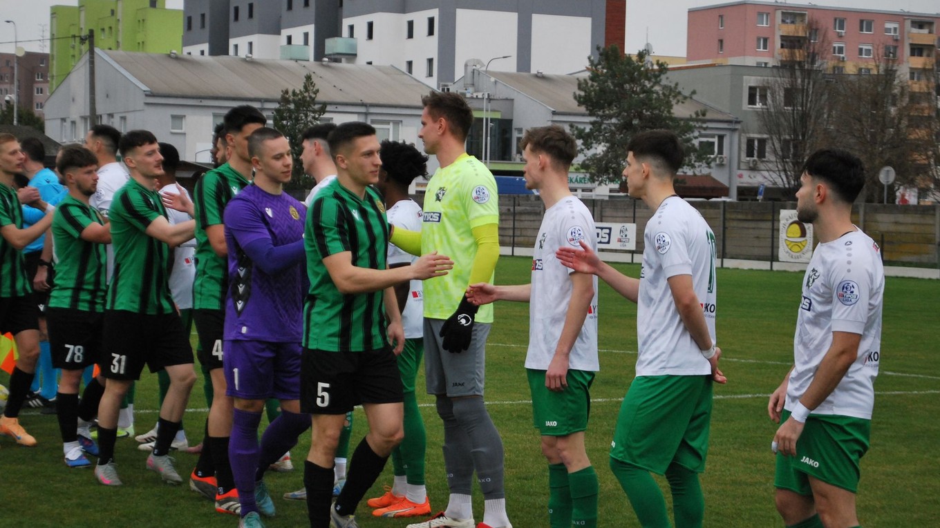 Kapitán Prievidze Boris Polevka (5) privádza mužstvo na zápas v Nových Zámkoch.