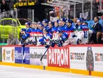 Slovenská striedačka krátko po nájazdoch v zápase Slovensko - Rakúsko na MS 2025 v hokeji.