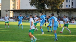 V závere zápasu N. Zámky – Šaľa (1:2) odvracia loptu Šaľan Lukáš Remeň (17).