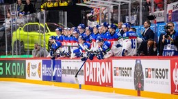 Slovenská striedačka krátko po nájazdoch v zápase Slovensko - Rakúsko na MS 2025 v hokeji.