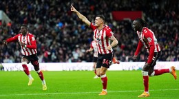 Granit Xhaka (uprostred) oslavuje gól