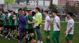 Kapitán Prievidze Boris Polevka (5) privádza mužstvo na zápas v Nových Zámkoch.