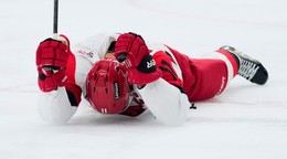 Jordan Staal oslavuje víťazný gól vo štvrtom zápase finálovej série proti Vegas.