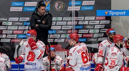 Na snímke hokejisti Prešova, hore hlavný tréner Prešova Ryan Colville.