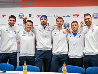 Zľava tenisti Lukáš Pokorný, Jozef Kovalík, Igor Zelenay, Lukáš Klein, Alex Molčan a Norbert Gombos počas tlačovej konferencie.