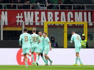 Ivan Schranz oslavuje svoj gól do siete AC Miláno. 