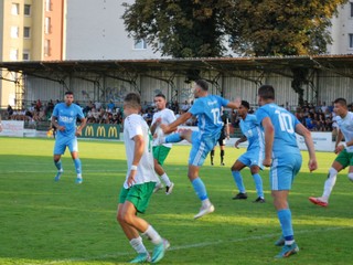 V závere zápasu N. Zámky – Šaľa (1:2) odvracia loptu Šaľan Lukáš Remeň (17).