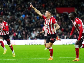 Granit Xhaka (uprostred) oslavuje gól