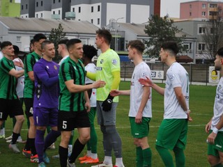 Kapitán Prievidze Boris Polevka (5) privádza mužstvo na zápas v Nových Zámkoch.