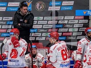 Na snímke hokejisti Prešova, hore hlavný tréner Prešova Ryan Colville.