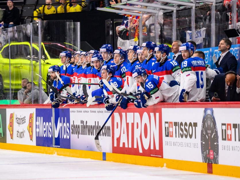 Slovenská striedačka krátko po nájazdoch v zápase Slovensko - Rakúsko na MS 2025 v hokeji.