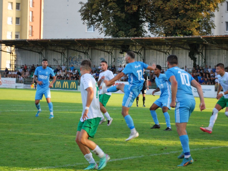 V závere zápasu N. Zámky – Šaľa (1:2) odvracia loptu Šaľan Lukáš Remeň (17).