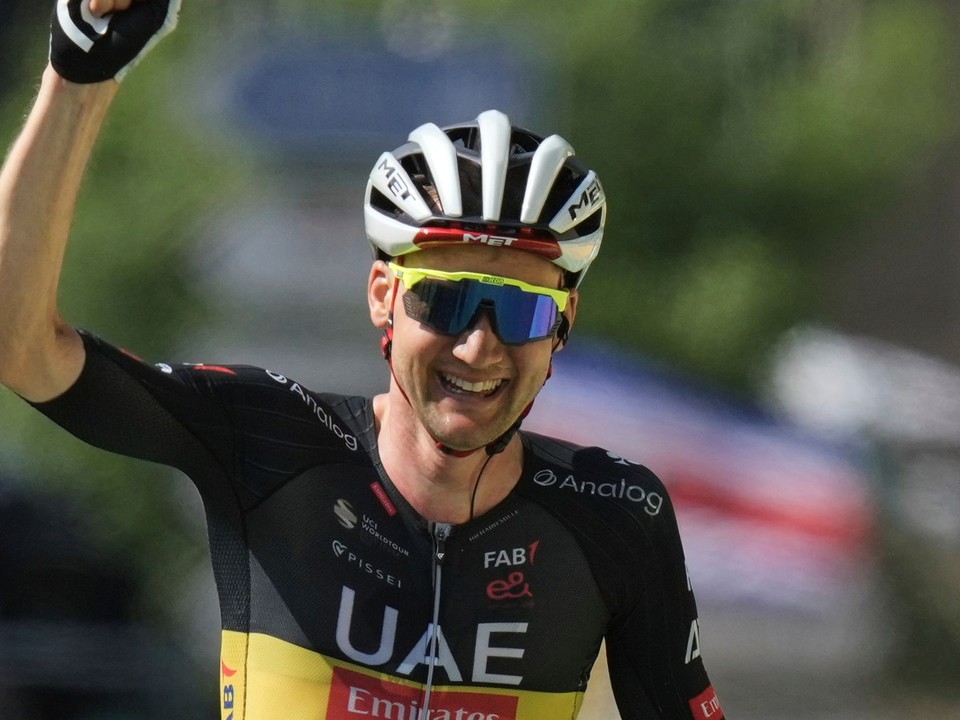 Tim Wellens oslavuje víťazstvo v 15. etape na Tour de France 2025. 