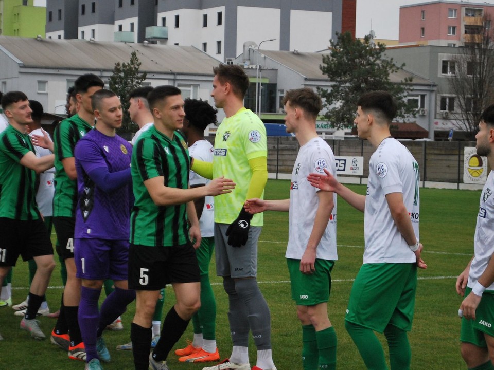 Kapitán Prievidze Boris Polevka (5) privádza mužstvo na zápas v Nových Zámkoch.