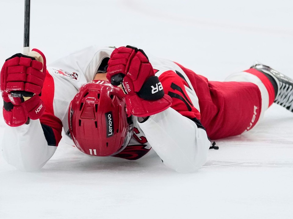 Jordan Staal oslavuje víťazný gól vo štvrtom zápase finálovej série proti Vegas.