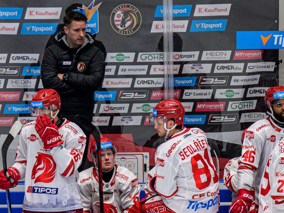 Na snímke hokejisti Prešova, hore hlavný tréner Prešova Ryan Colville.