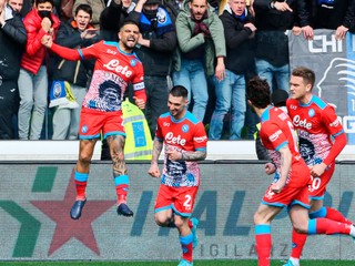 Lorenzo Insigne (vľavo) sa so spoluhráčmi z SSC Neapol teší po strelenom góle.