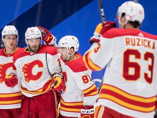 Adam Ružička (vpravo) v drese Calgary Flames.