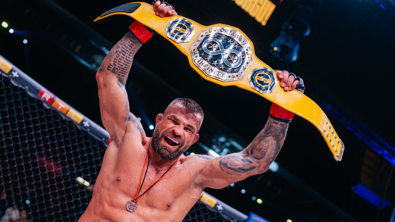 Karlos Vémola s Infinity opaskom.