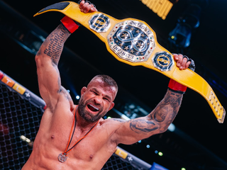 Karlos Vémola s Infinity opaskom.