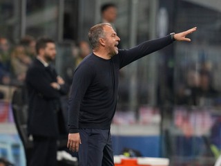 Tréner FC Barcelona Hansi Flick v zápase Ligy majstrov.