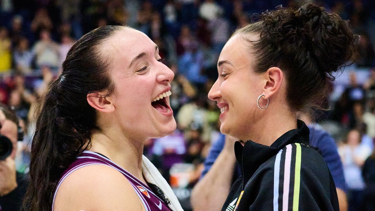 Marina Mabreyová z tímu Toronto Tempo (vľavo) oslavuje so svojou sestrou Michaelou Mabreyovou po víťazstve svojho tímu nad Los Angeles Sparks v basketbalovom zápase WNBA v Toronte