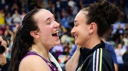 Marina Mabreyová z tímu Toronto Tempo (vľavo) oslavuje so svojou sestrou Michaelou Mabreyovou po víťazstve svojho tímu nad Los Angeles Sparks v basketbalovom zápase WNBA v Toronte