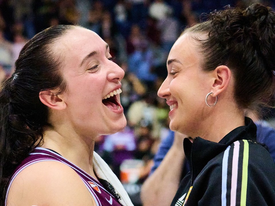 Marina Mabreyová z tímu Toronto Tempo (vľavo) oslavuje so svojou sestrou Michaelou Mabreyovou po víťazstve svojho tímu nad Los Angeles Sparks v basketbalovom zápase WNBA v Toronte