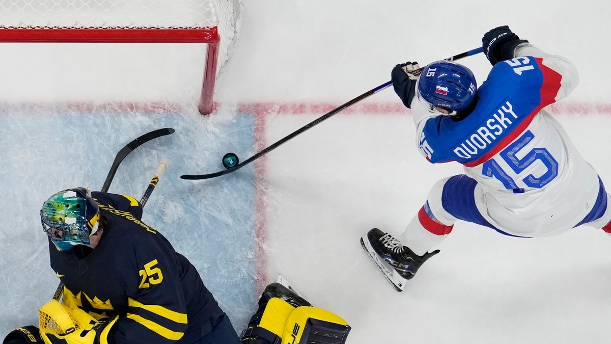 Dalibor Dvorský strieľa gól na 3:5 v zápase proti Švédsku. Tento presný zásah môže rozhodnúť o postupe Slovákov.