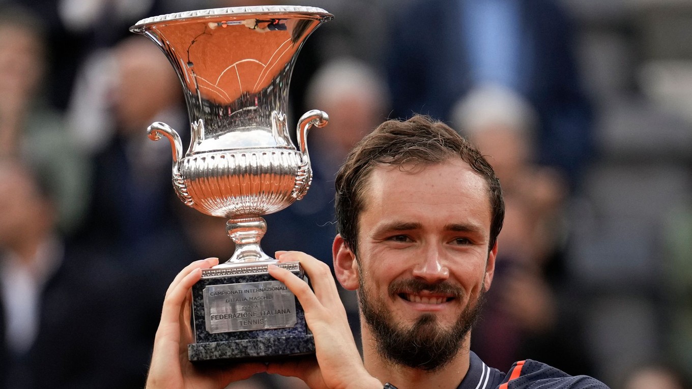 Daniil Medvedev s trofejou.