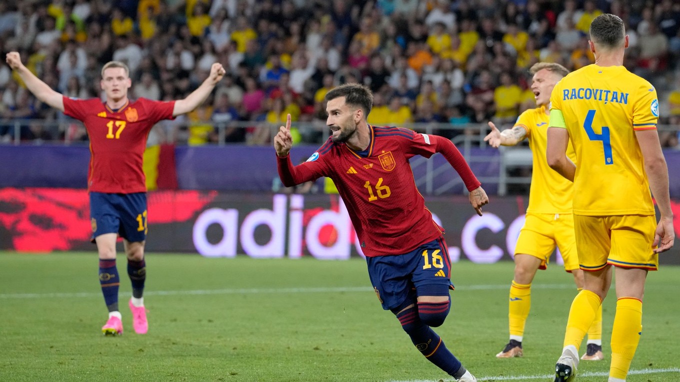 Španielsky futbalista Alex Baena strieľa gól do siete Rumunska na ME do 21 rokov 2023.