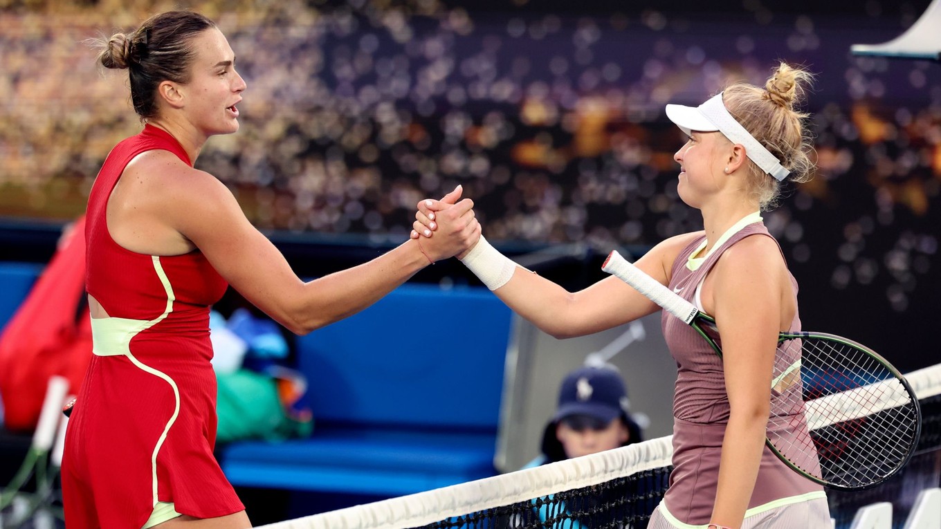 Česká tenistka Brenda Fruhvirtová  (vpravo) gratuluje ku víťazstvu Bieloruske Arine Sabalenkovej