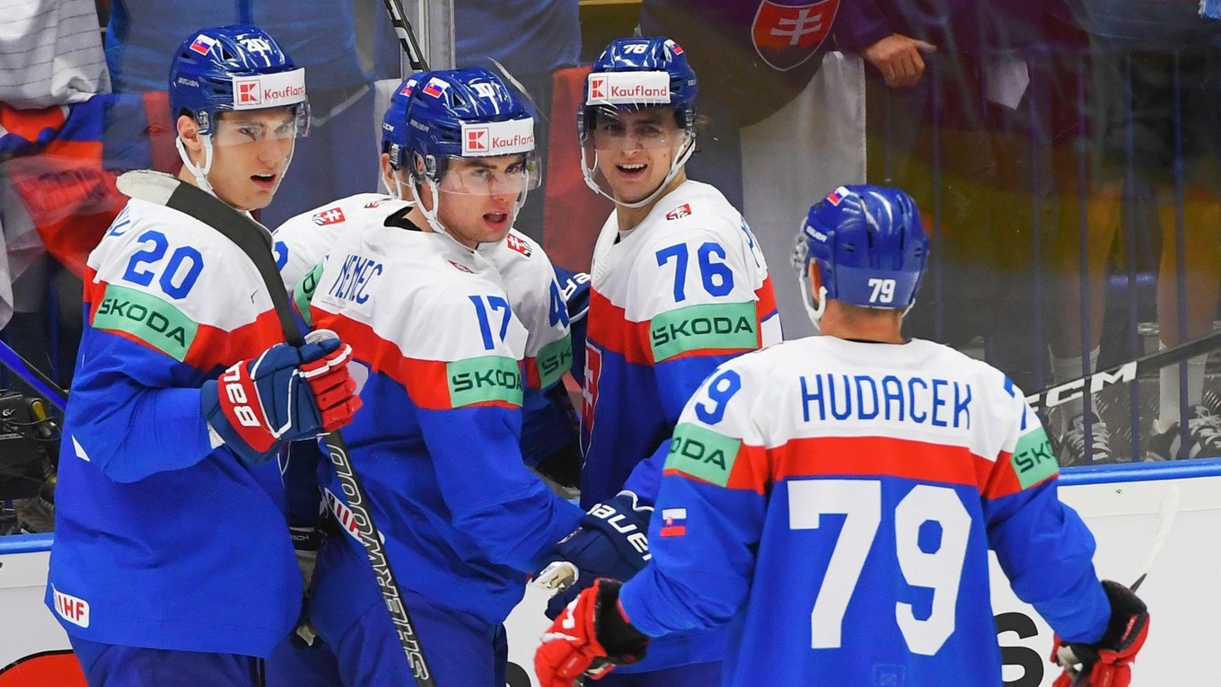 Na snímke slovenskí hokejisti sprava Libor Hudáček, Martin Pospíšil, Šimon Nemec a Juraj Slafkovský. 