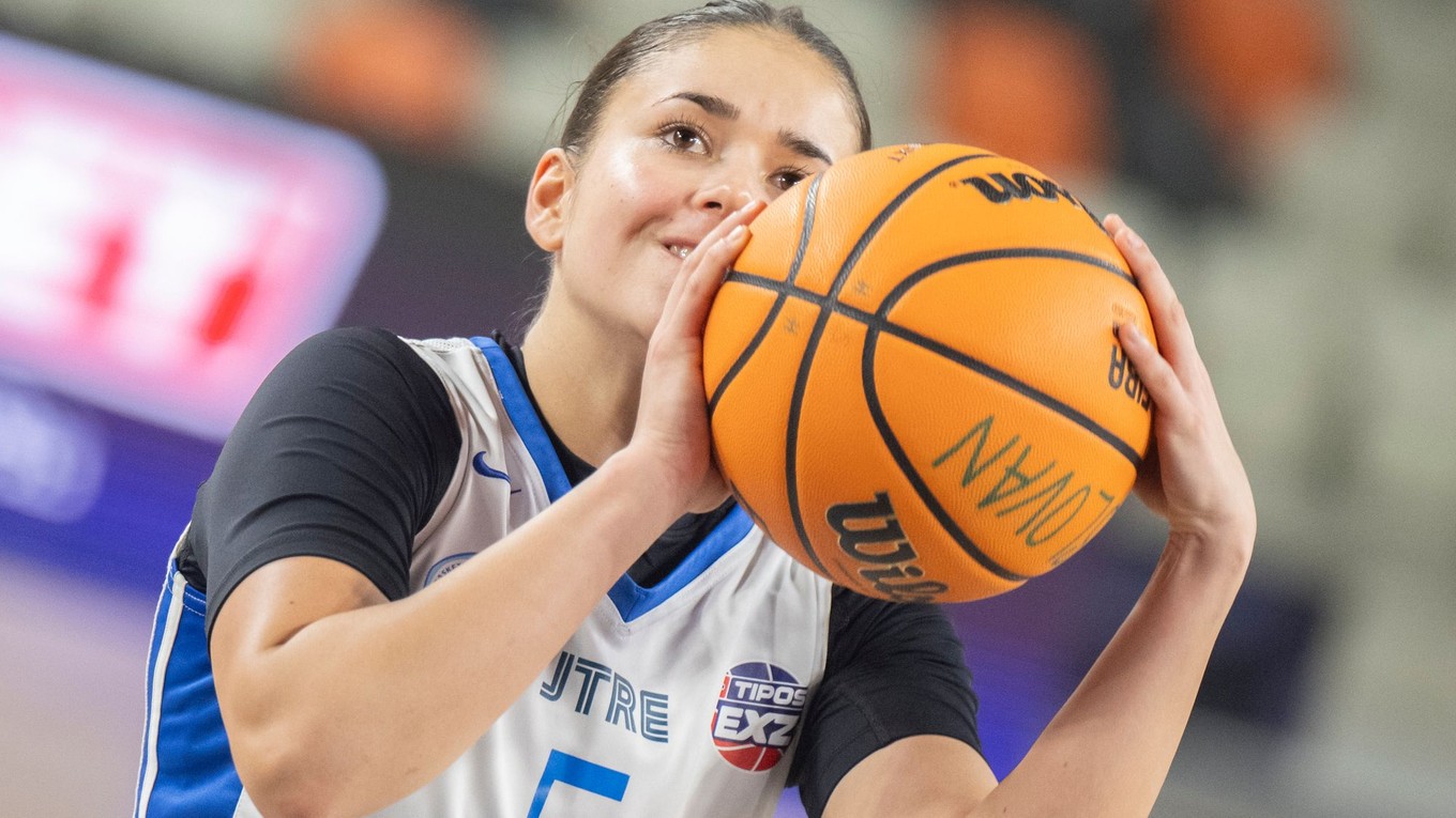 Na snímke je basketbalistka Slovana Isidora Tripkovičová.