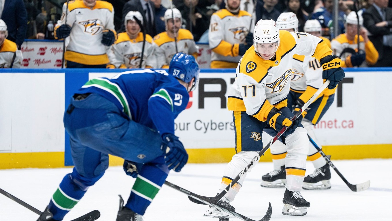 Luke Evangelista (77) s pukom na hokejke sa snaží vyhnúť hráčovi Vancouveru.