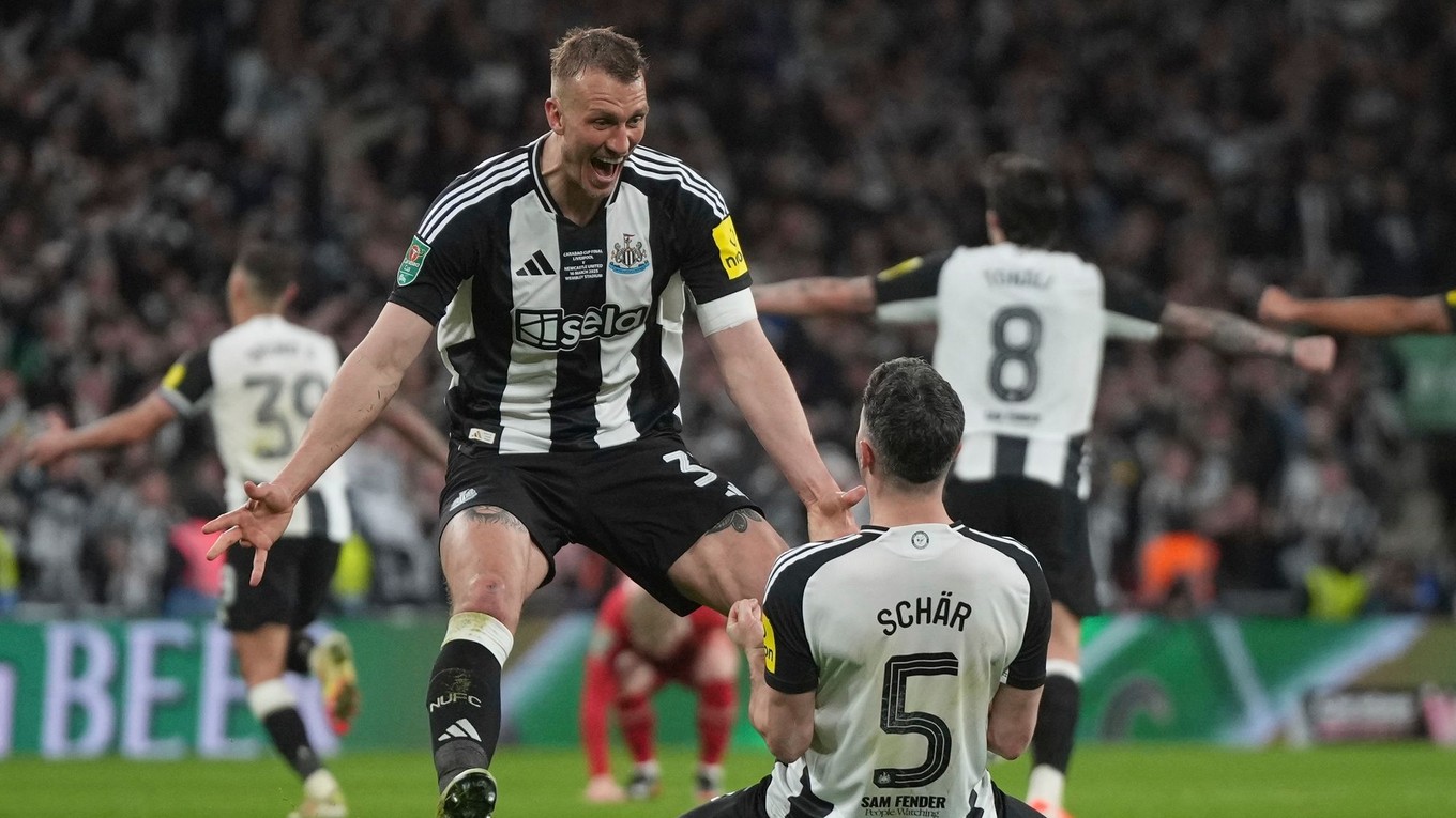 Dan Burn (vľavo) a Fabian Schär sa tešia po strelenom góle v zápase Liverpool FC - Newcastle United vo finále anglického Ligového pohára.