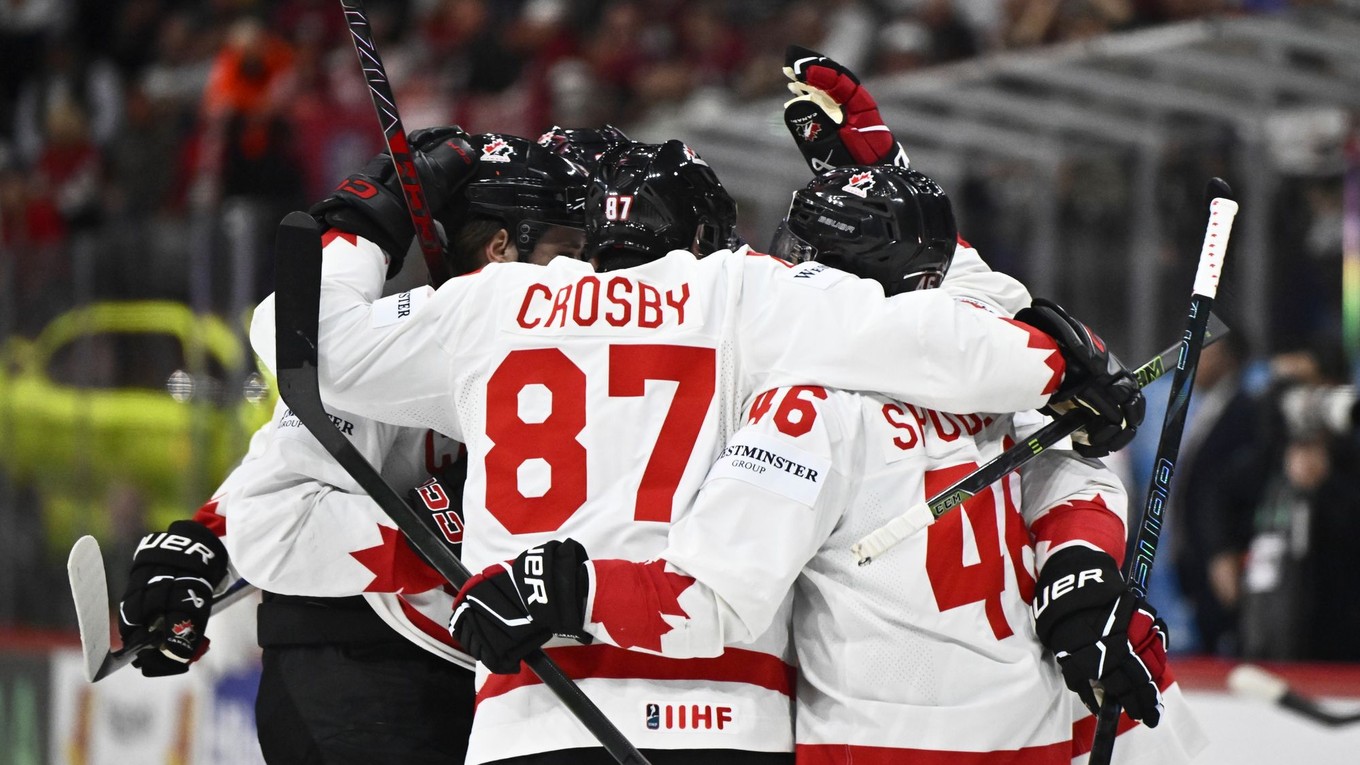 Hokejisti Kanady sa tešia z gólu v zápase proti Lotyšsku na MS 2025.