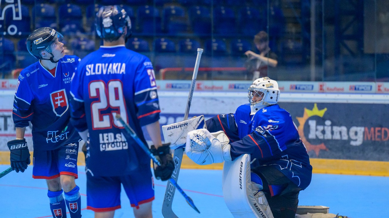Slovenskí hokejbalisti do 20 rokov smútia po prehre.