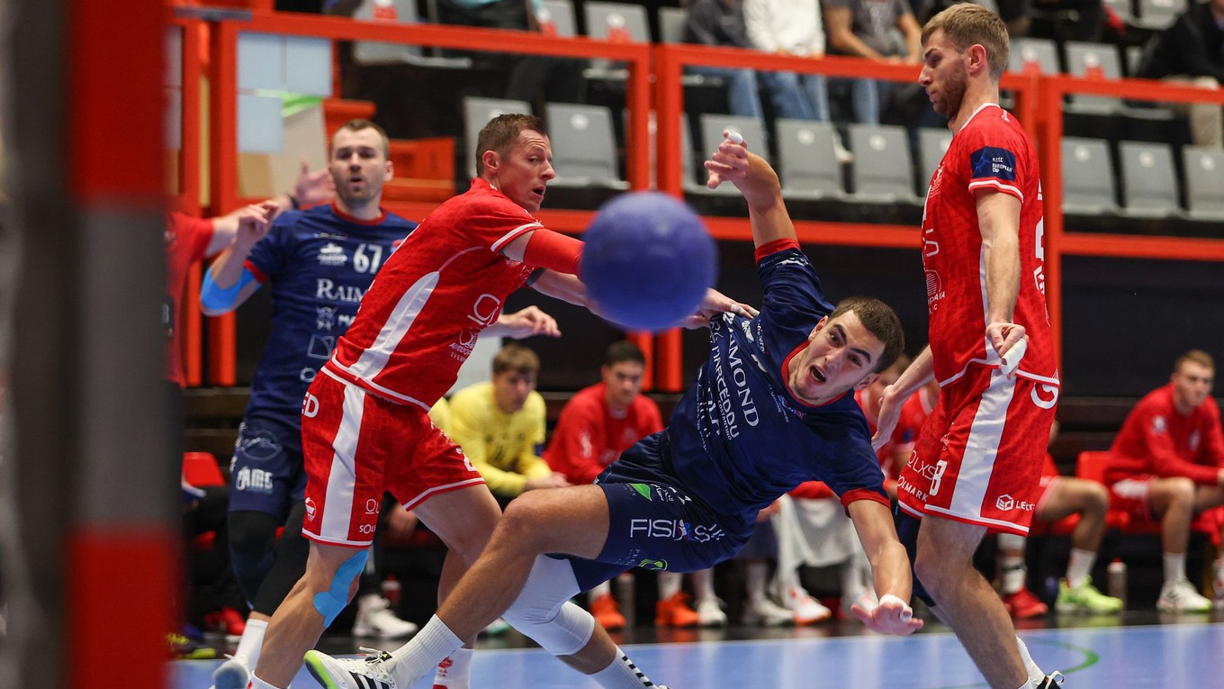 Momentka z odvetného zápasu 2. kola Európskeho pohára EHF v hádzanej mužov MŠK Považská Bystrica - Raimond Sassari.