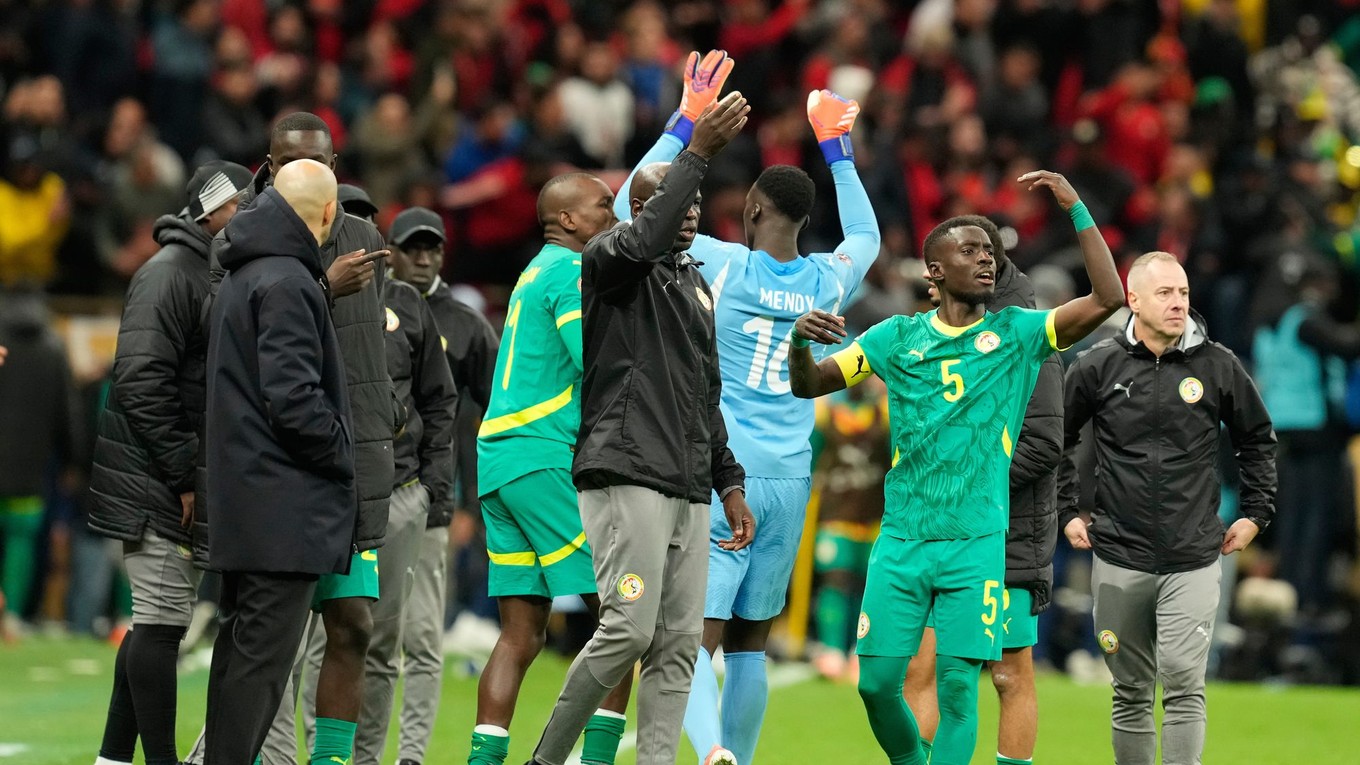 Senegalský hráč Idrissa Gueye vyzýva hráčov, aby odišli z ihriska počas finále.