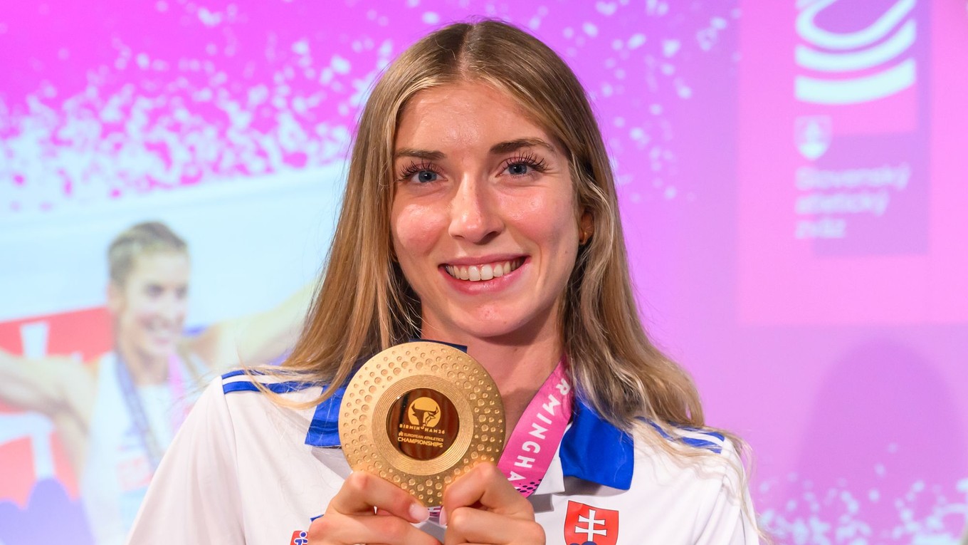 Emma Zapletalová pózuje so zlatou medailou, ktorú získala na ME v atletike 2026.