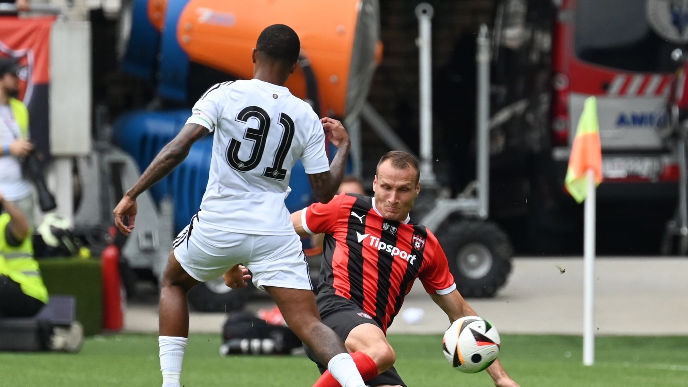 Lukáš Štetina a Leon Bailey v priateľskom zápase FC Spartak Trnava - Aston Villa.